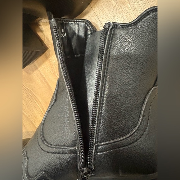 Dolce Vita Black Ankle Booties - Picture 7 of 8